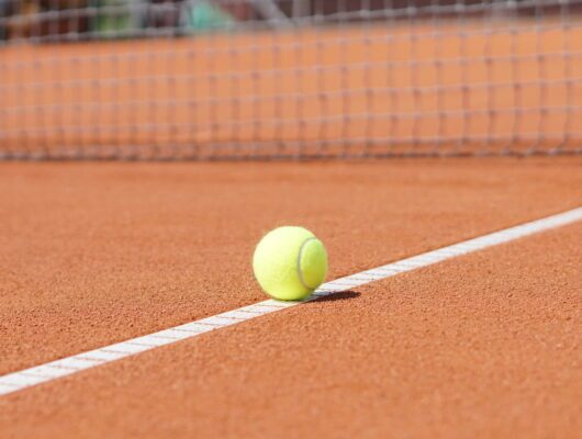 Tennisball auf der Linie eines Sandplatzes