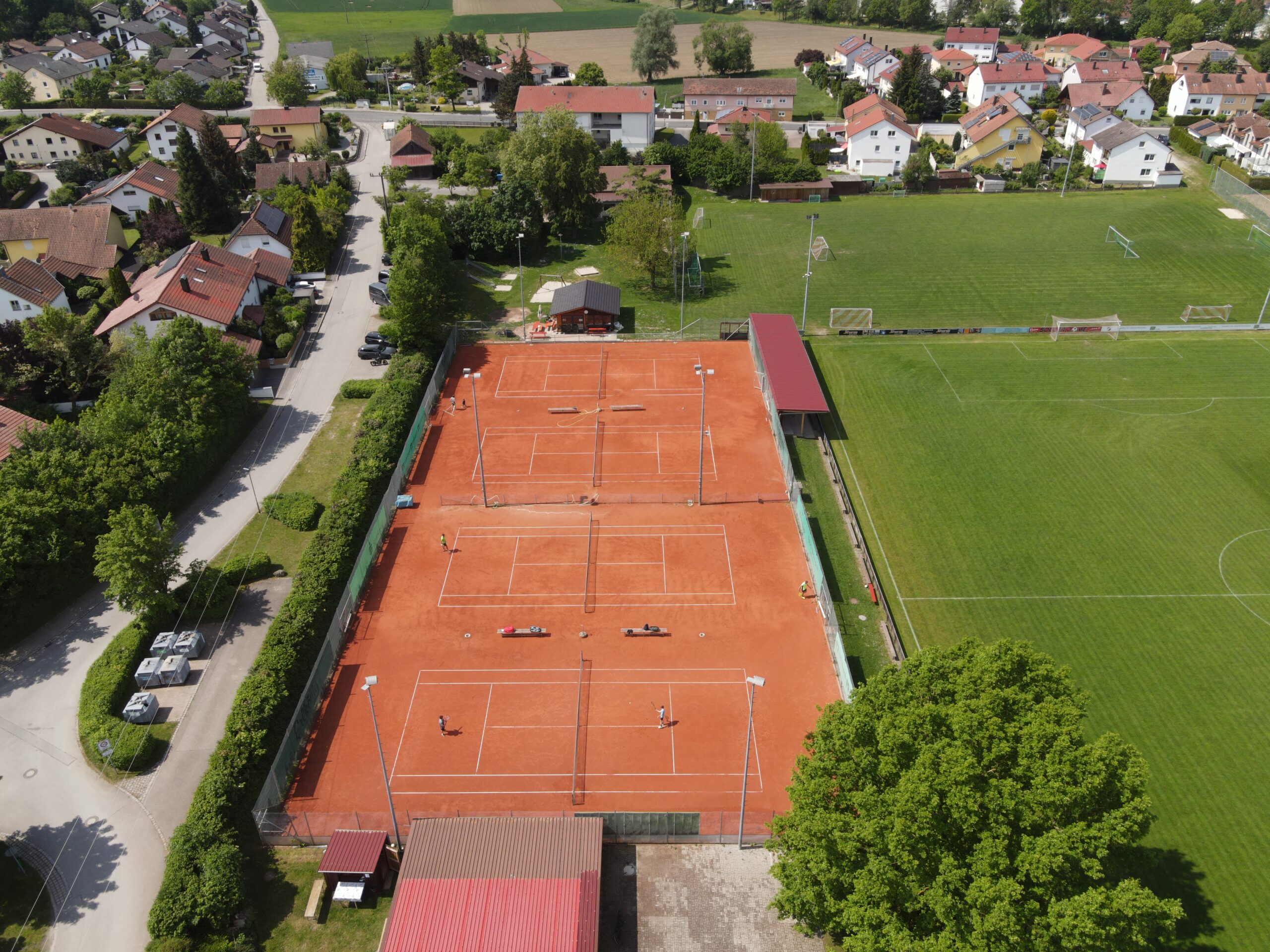 Sportplatz von oben, Tennisplatz und daneben Fußballfeld