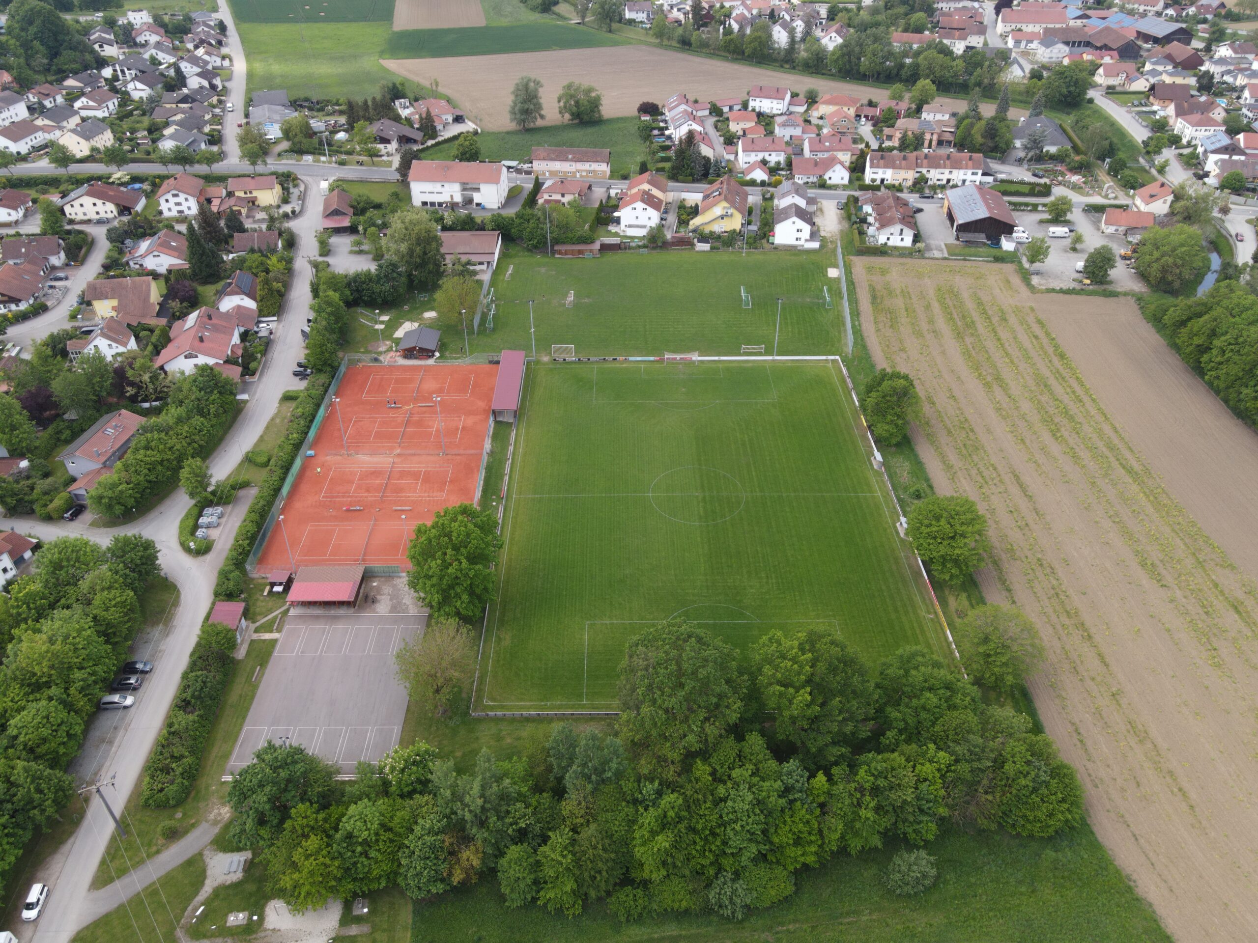 Blick auf den Sportplatz von oben, zwei Felder, Fußballfeld, Tennisplatz und Asphaltstockbahn