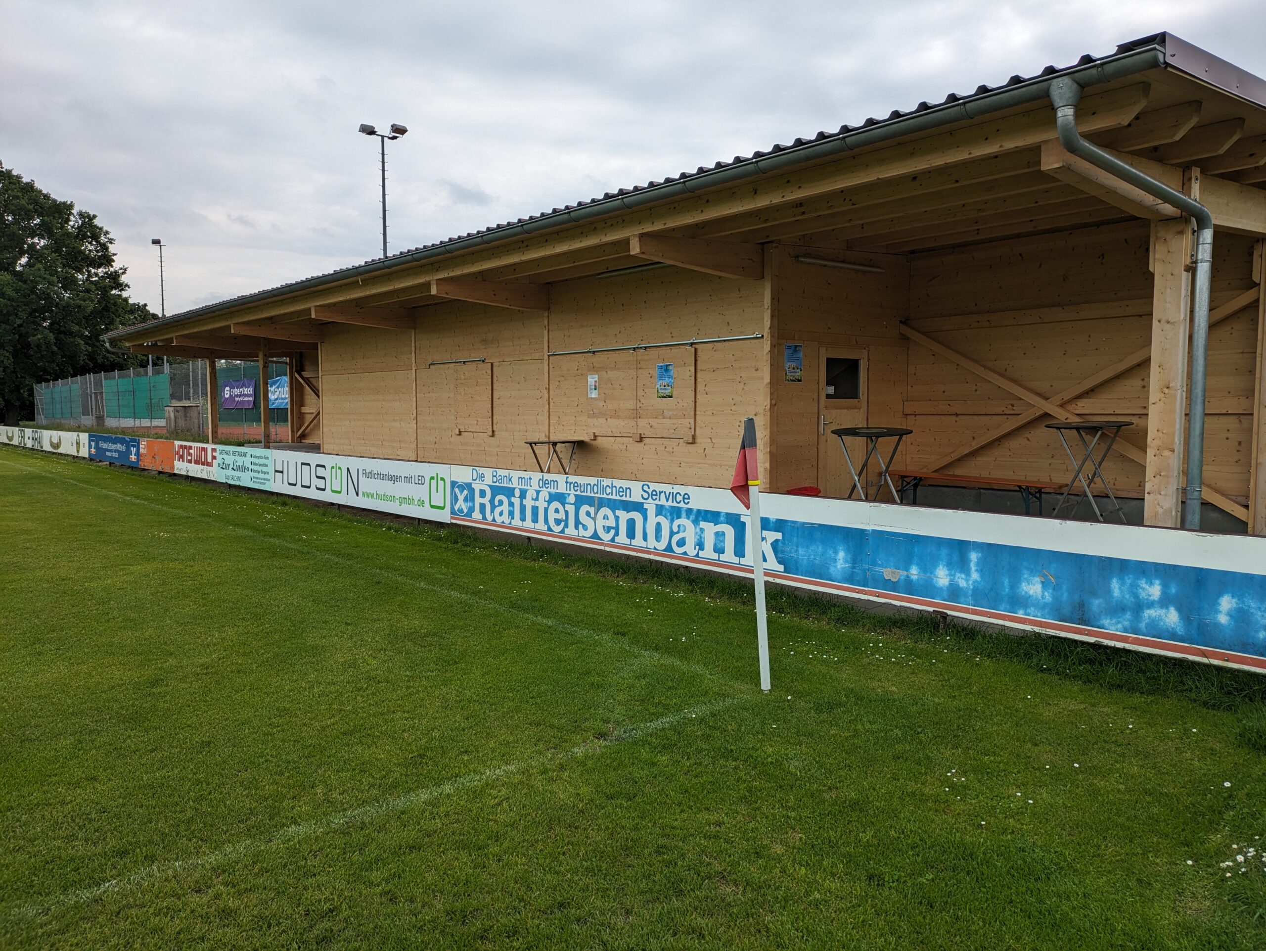 Kiosk mit Eckfahne auf dem Fußballfeld