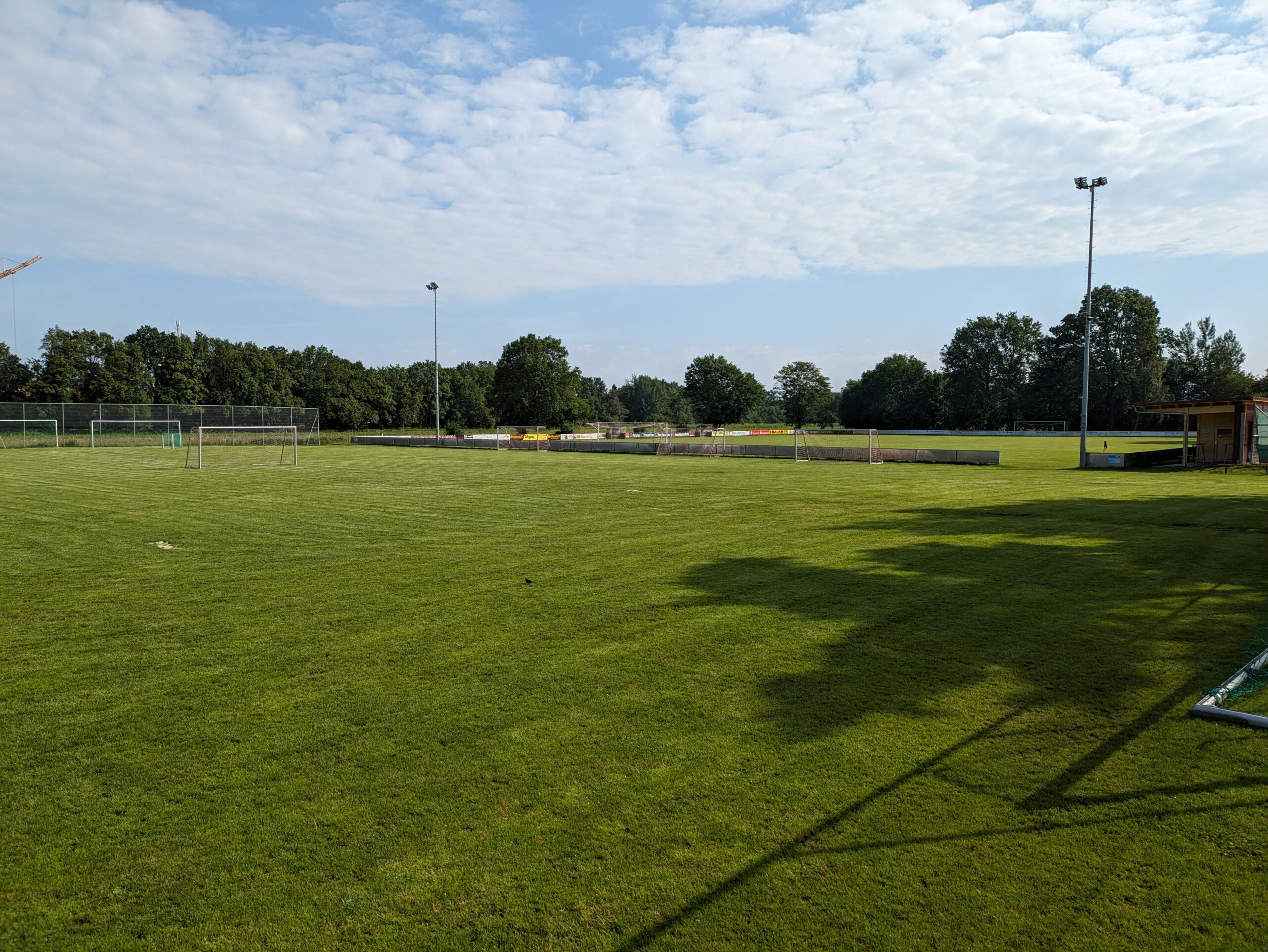 Fußballfeld mit Toren und Lichtern