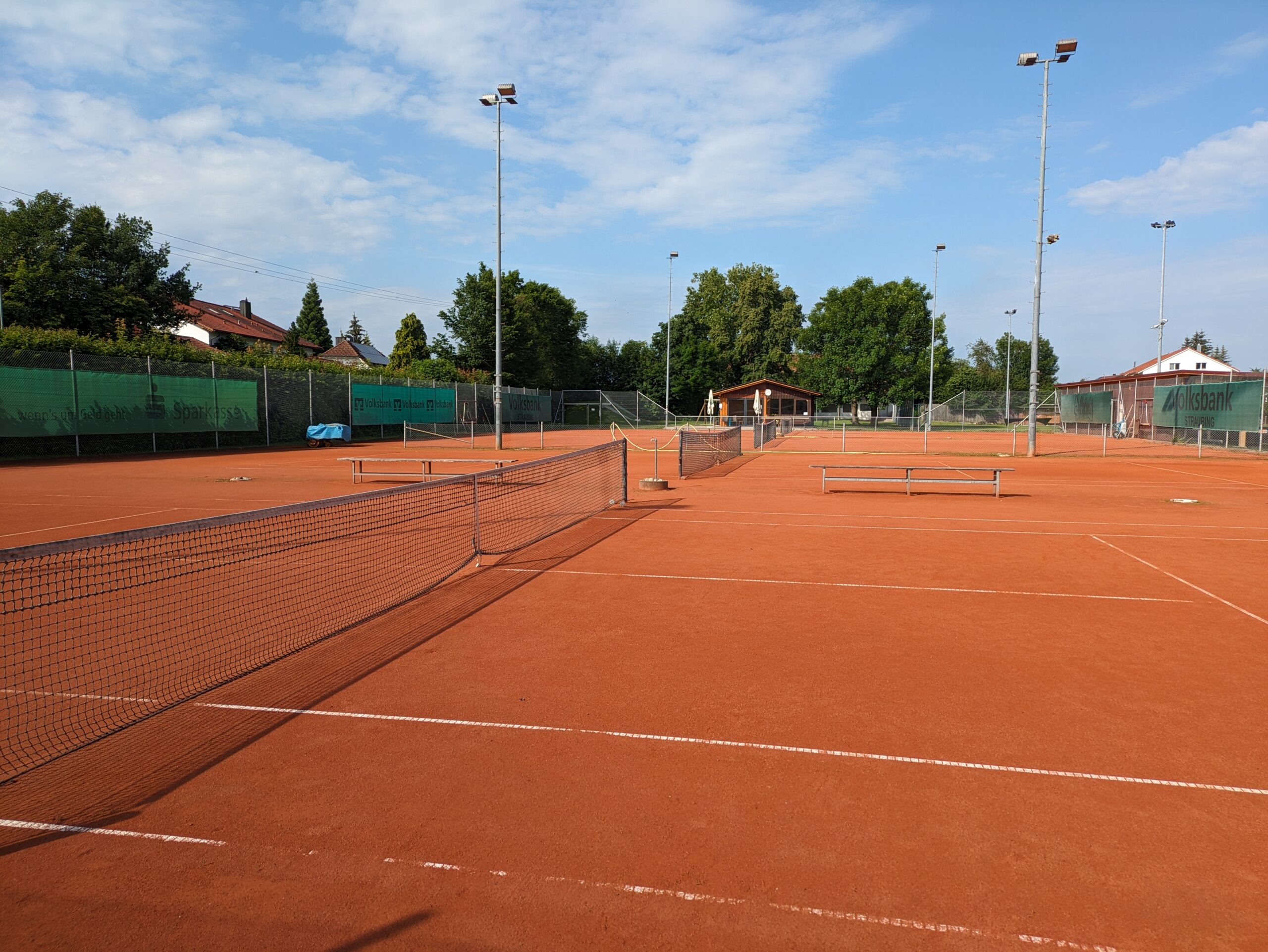 Tennisplätze mit Netzen gespannt